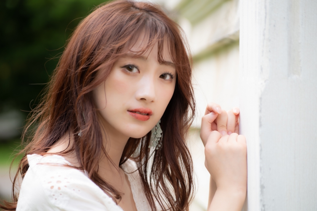 こちらを見つめる女性