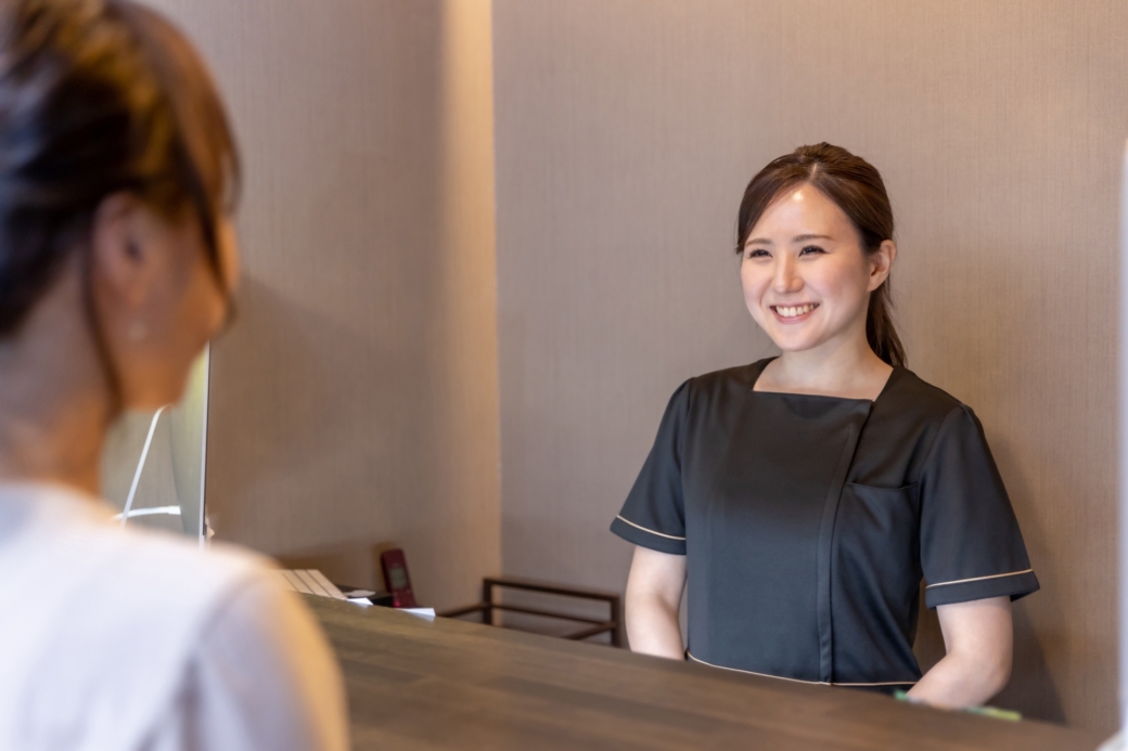 クリニックで受付をする女性