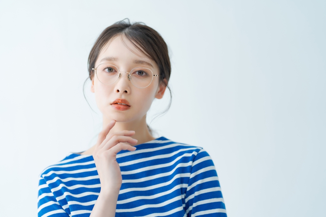 こちらを見つめる眼鏡をかけた女性