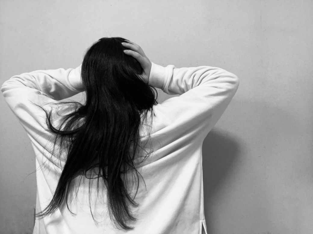 頭を抱える女性