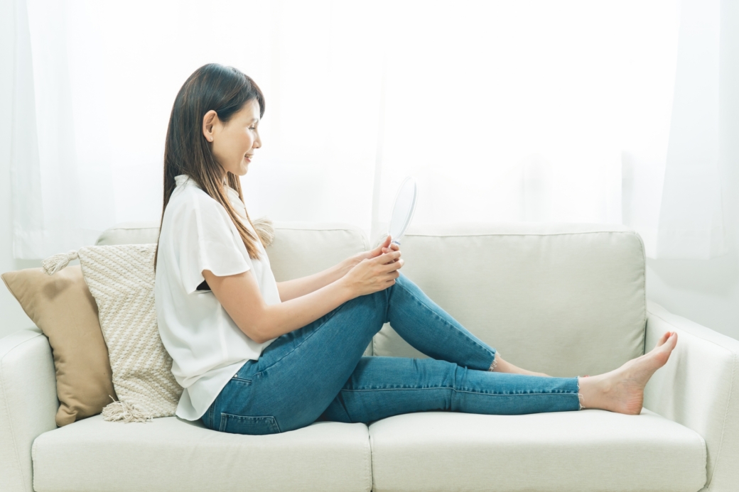 スキンケアする中高年女性