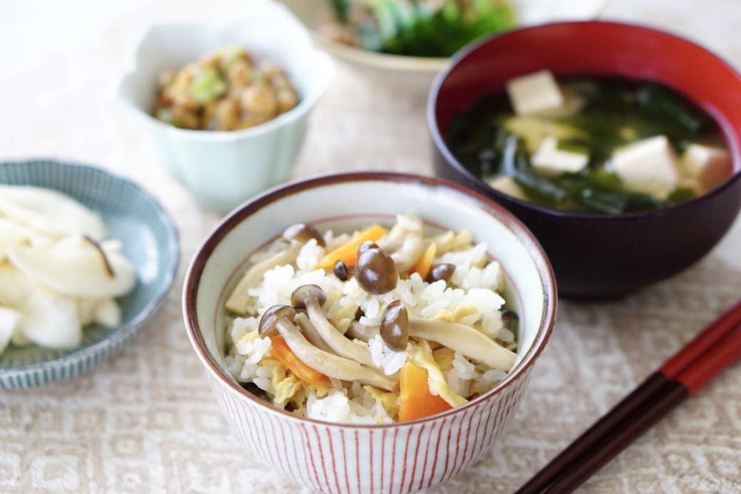 炊き込みご飯と味噌汁と主菜・副菜