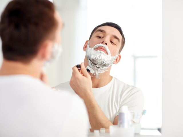 髭剃りする男性のイメージ